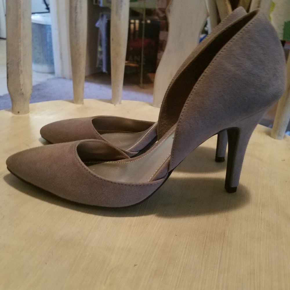 Grey pointy heals